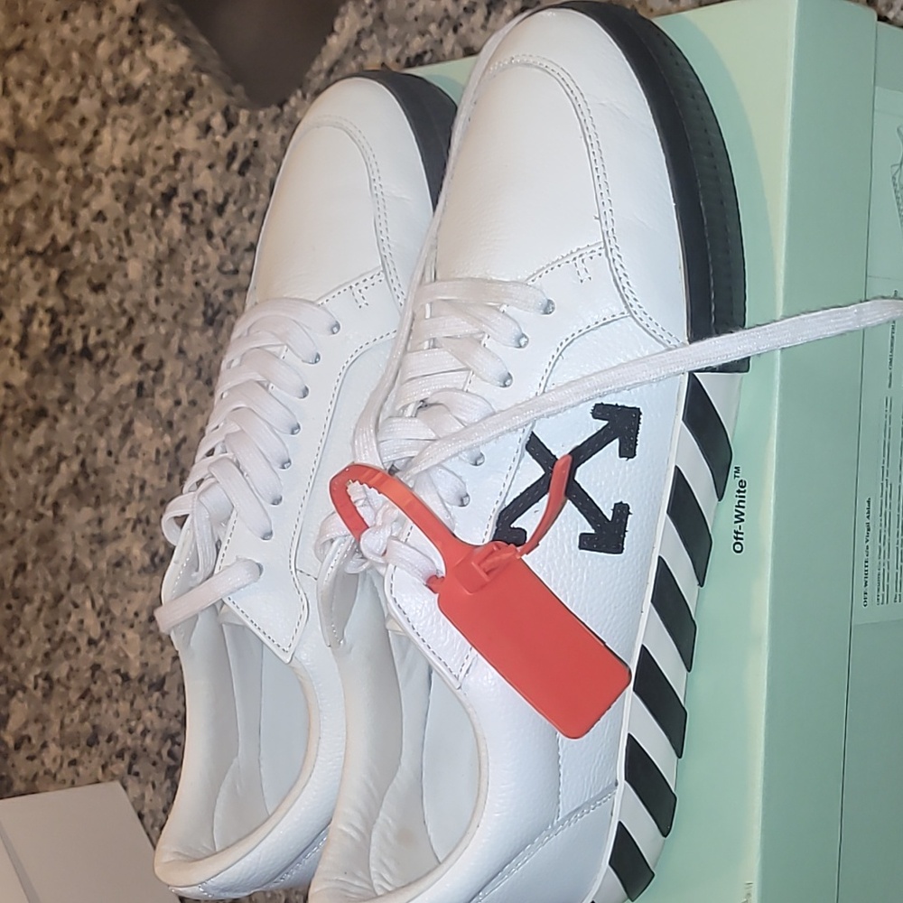 Off-White White and Black Arrow Sneakers